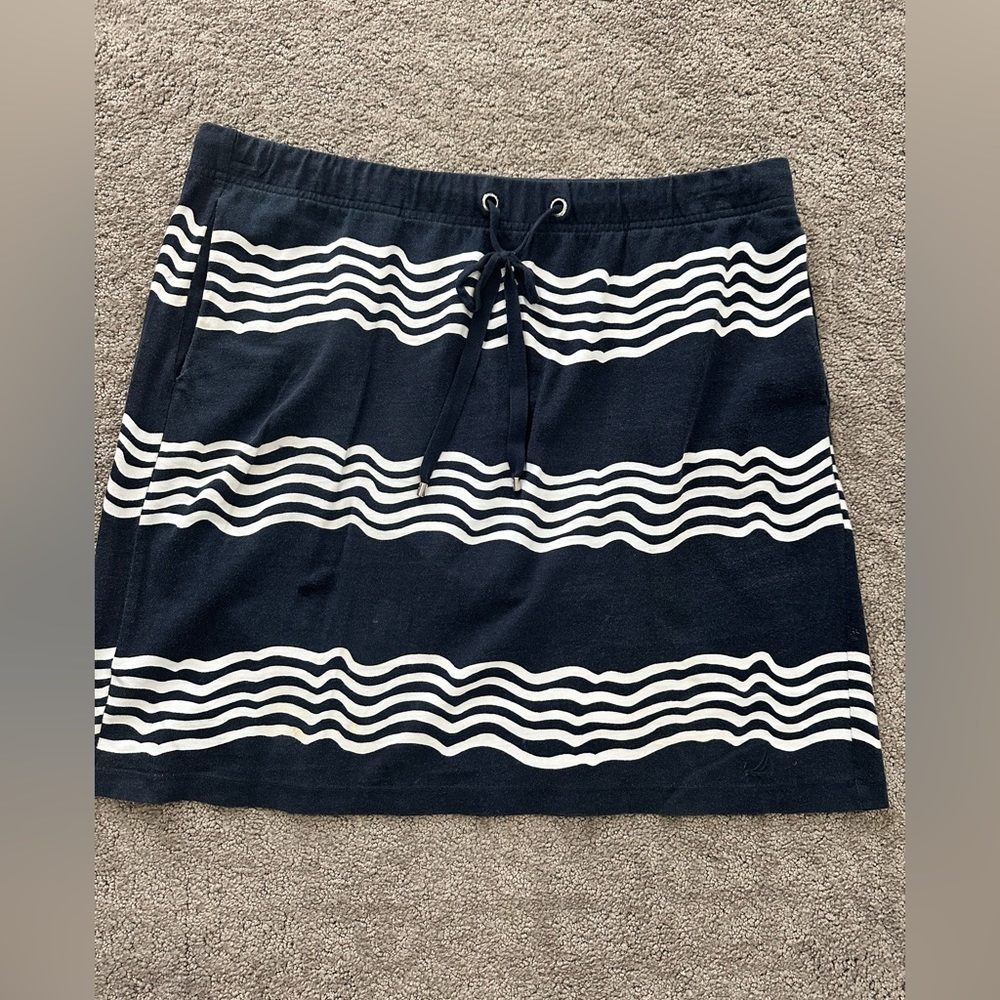 Beachy, Nautica skirt, size large with elastic waistband & drawstring white navy